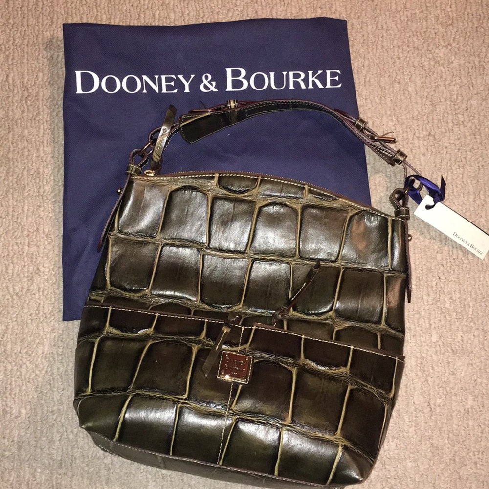 NWT Dooney & Bourke Medium Zipper Pocket Sac.